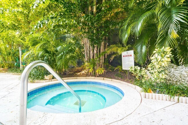 Building Photo - 2951 S Bayshore Dr