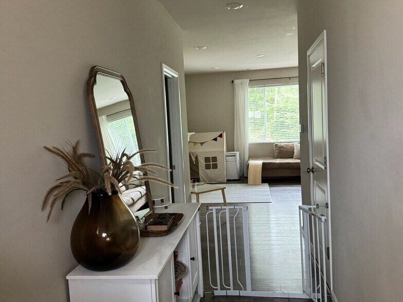 Building Photo - 4132 Cameron Dr NE