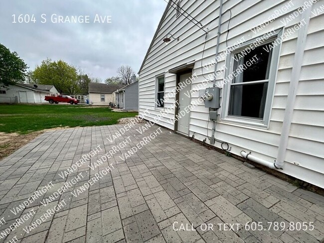 Building Photo - 1604 S Grange Ave