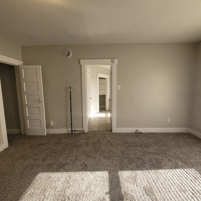 Building Photo - 1527 SW Mulvane St