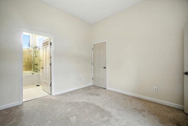 Building Photo - 696 Mowbray Arch