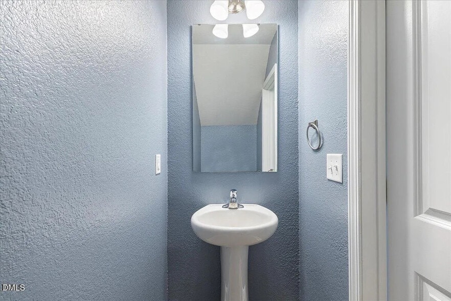 Building Photo - Room in House on Alderman Way