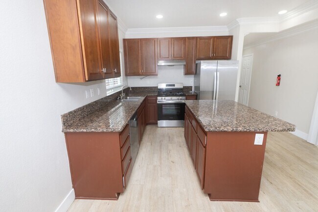 Building Photo - 511 Stork St