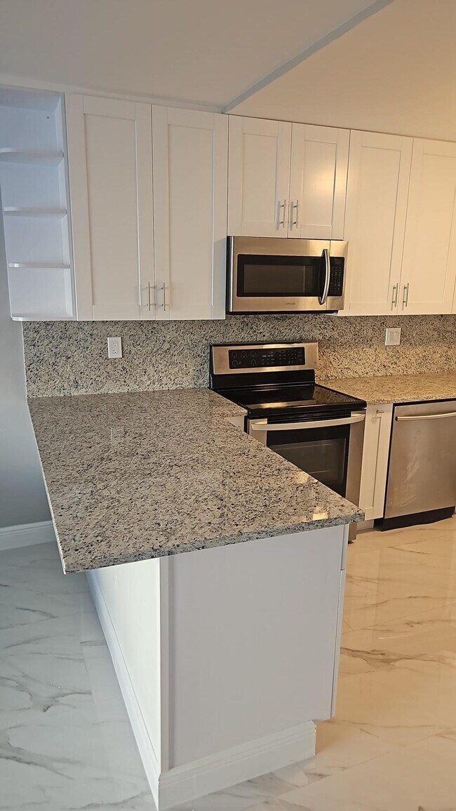 Building Photo - 2900 NE 30th St