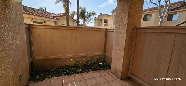 Building Photo - Las Palmas Down Stairs Condo in Gated Comm...