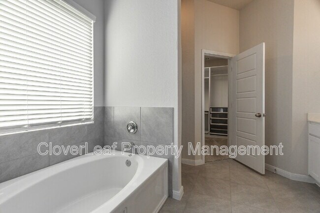 Building Photo - 405 Sika Way