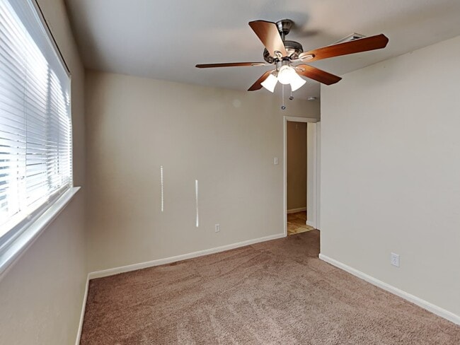 Building Photo - 19607 Lake Hollow Ln