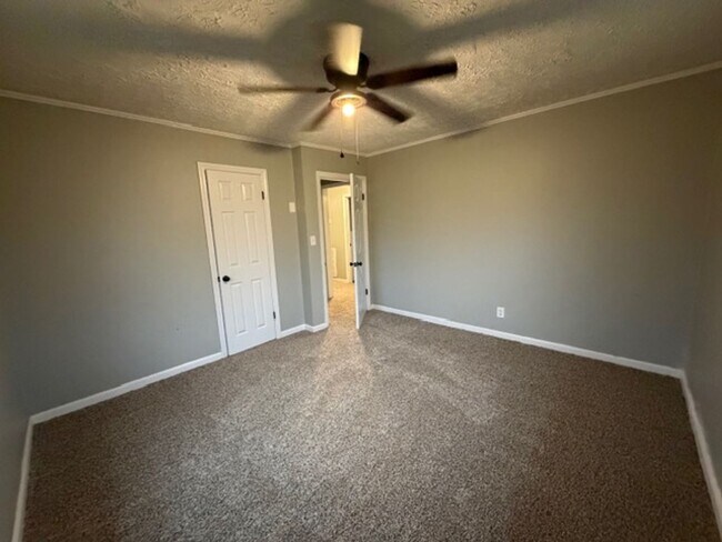 Building Photo - 3 Bedroom 2 Bath house with additional passthrough bedroom/ office