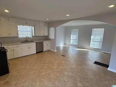 Building Photo - Charming 3-Bed Home with 2 Full Baths and ...