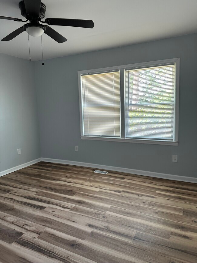 Building Photo - The Cul-de-Sac Escape