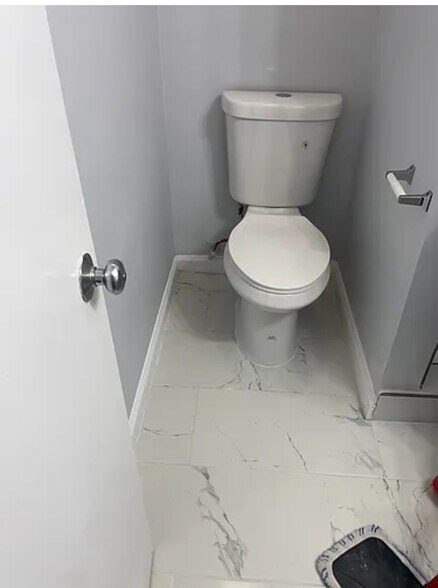 basement full bsth - 3034 Hickory Grove Ct