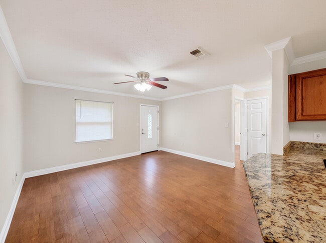 Building Photo - 806 Fairview Dr