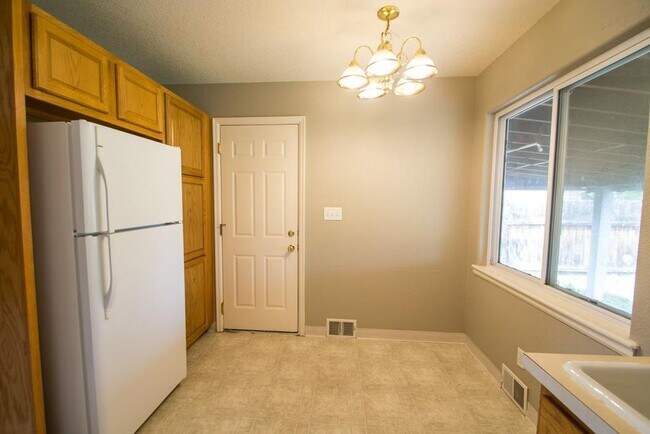 Building Photo - 2887 Moorhead Ave