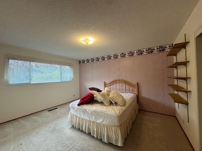 Building Photo - Well located, 4/2, Redwood views