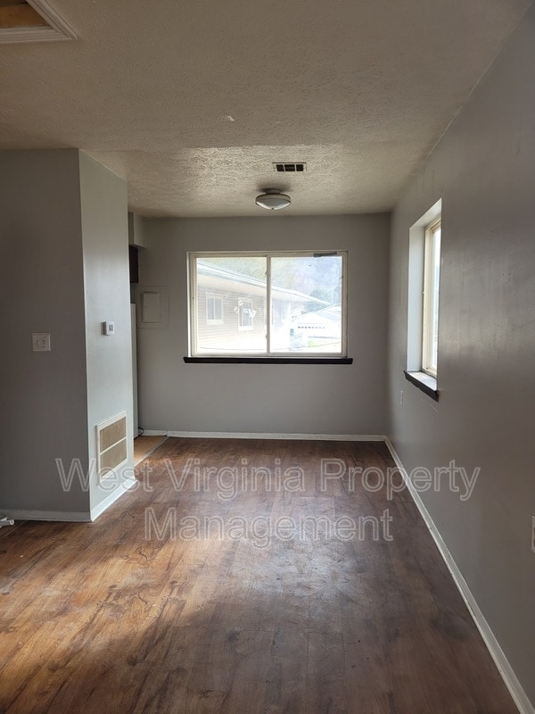 Building Photo - 130 Elm St