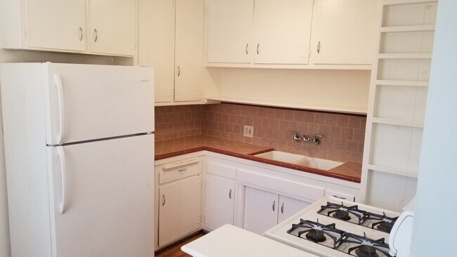 Primary Photo - 7114 Haskell Ave