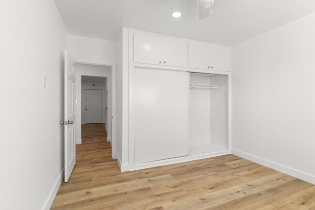 Building Photo - 927 Daisy Avenue