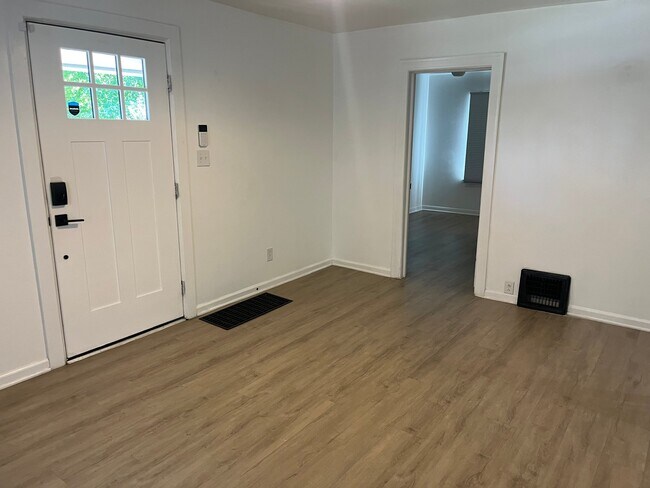 Building Photo - 1316 N Riley Ave