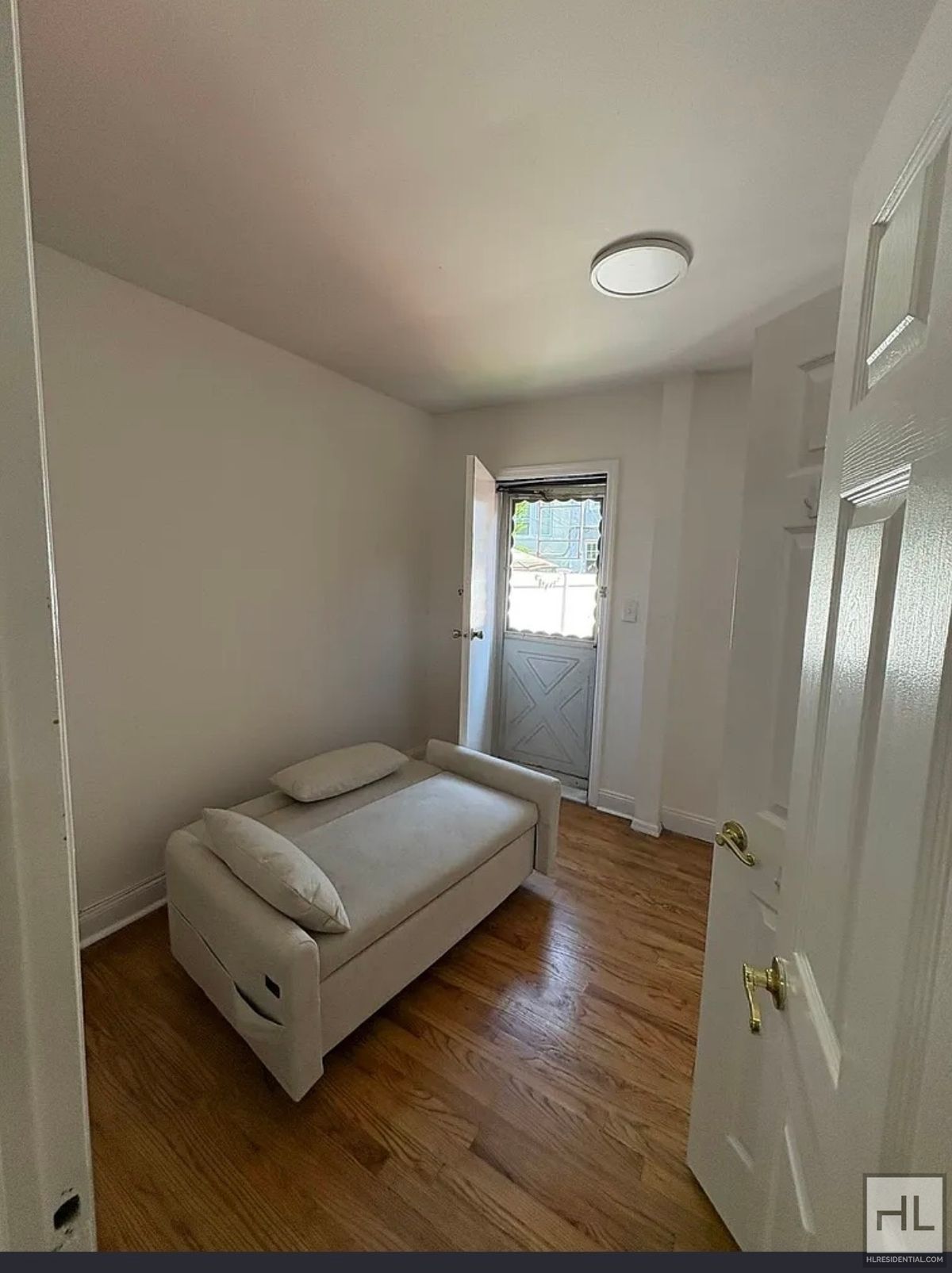 Building Photo - 32 STREET