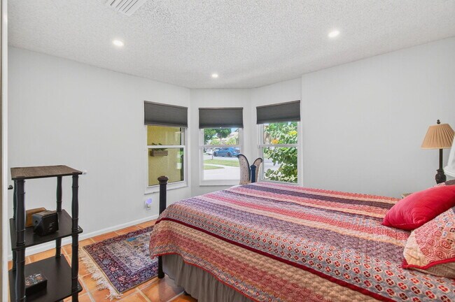 Building Photo - 10332 Islander Dr