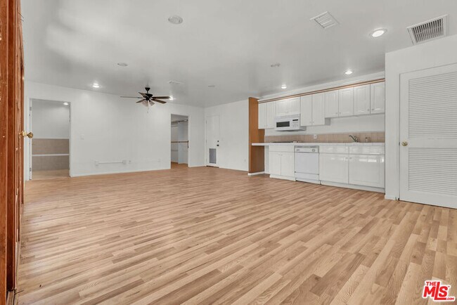 Building Photo - 9322 Lasaine Ave