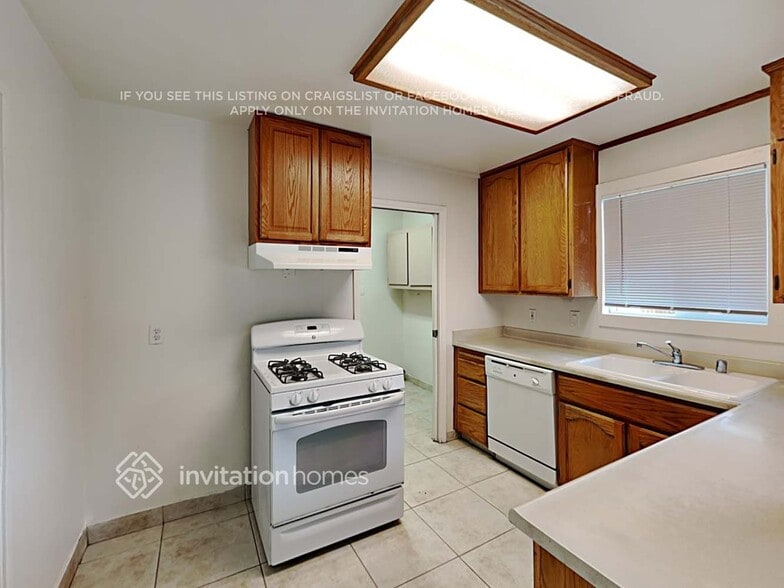 Building Photo - 10813 Oakton Way