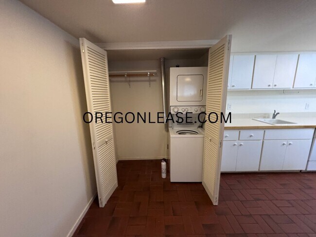 Building Photo - One bedroom downtown Eugene Apartment