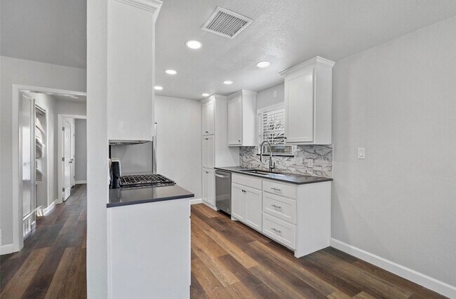 Building Photo - 324 Sioux St