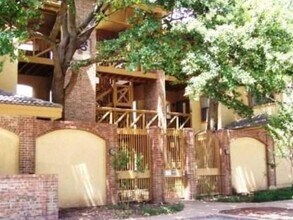 Building Photo - Croix 325 -  2 Bed 1 bath - $1450