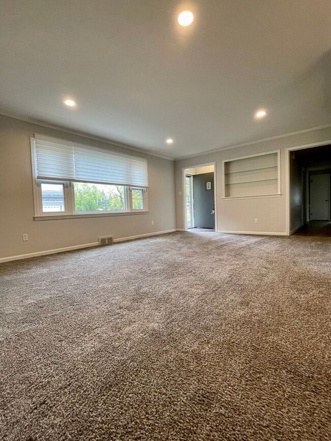 Building Photo - GORGEOUS AND SPACIOUS, 3 BED/2BATH RANCH HOME, BIRMINGHAM SCHOOLS-----DARTMOOR