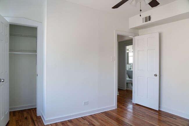 Building Photo - Albany Park - 2 Bed / 1 Bath - Dog Friendly!
