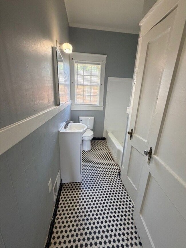 Building Photo - 312 Sirrine St