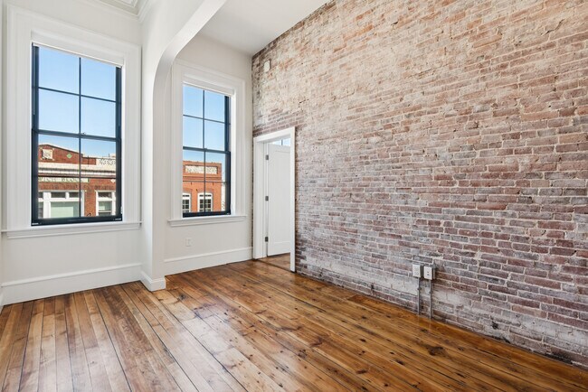 Building Photo - 129 Main St