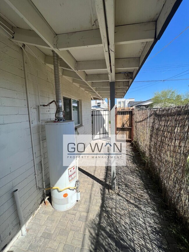 Building Photo - 825 N 10th Ave