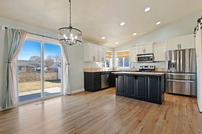 Building Photo - 4bed, 2.5bath, 2,085sq.ft. home in Creeksi...