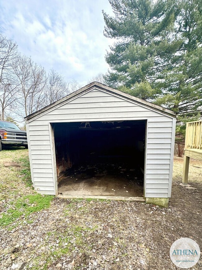 Building Photo - 2 Bed / 1 Bath House Off North Main Street