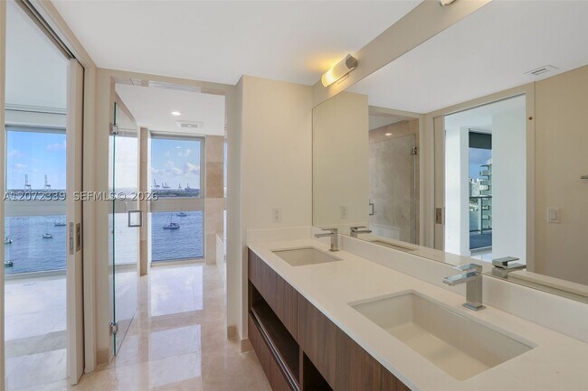 Building Photo - 1500 Bay Dr E