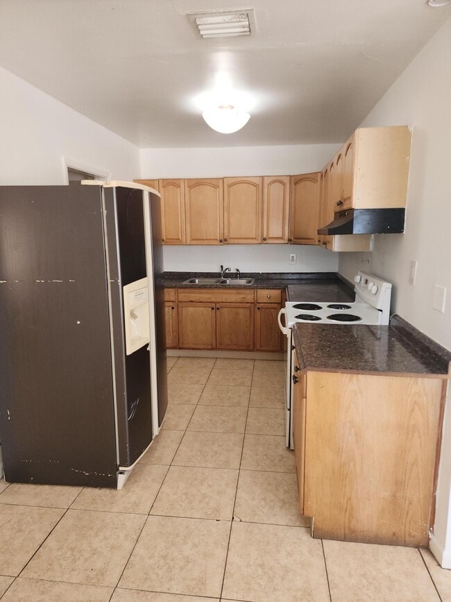 Building Photo - 5999 NW 42nd Ave