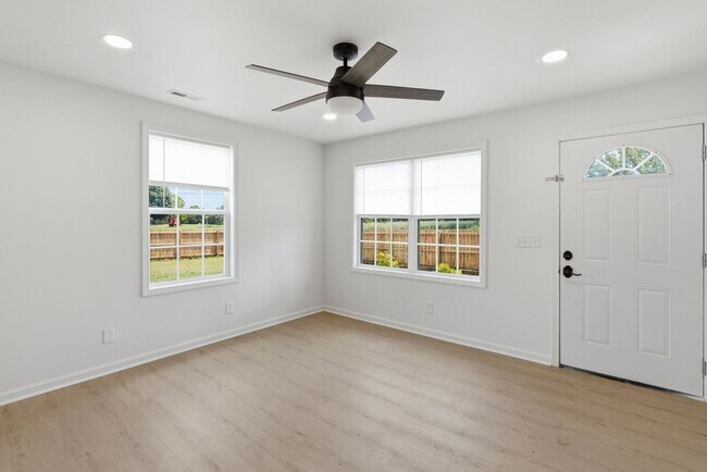 Building Photo - Charming Updated Home with Expansive Yard in Joelton!