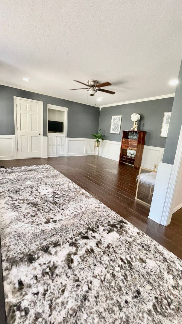 Building Photo - Gorgeous Pool Home w/ 4bd /2.5ba/Fireplace