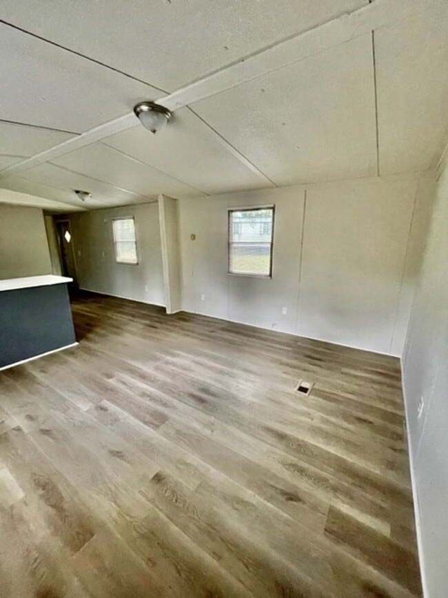 Building Photo - Adorable 3 bedroom 1.5 bath Mobile Home lo...