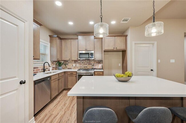Building Photo - 4 Bedroom, 2 Bath in Dove Crossing Subdivi...