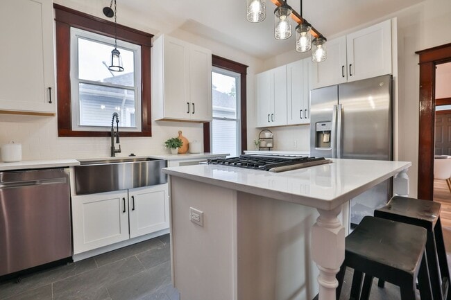 Building Photo - Newly Renovated Single Family Home