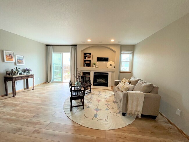 Building Photo - Stetson Hills Spacious Stunner! 4 bed, 3 bath, loft, and 3,100+sqft