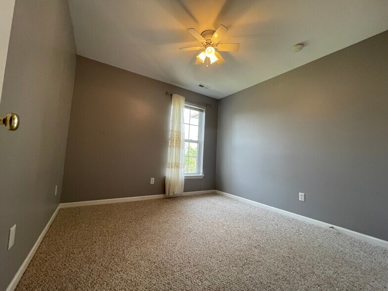 Building Photo - 10102 W Midway Ct