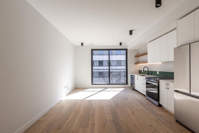 Building Photo - 1700 Oak Ave