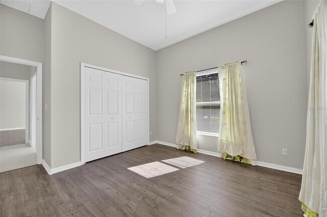 Building Photo - 172 Lake Shore Dr W