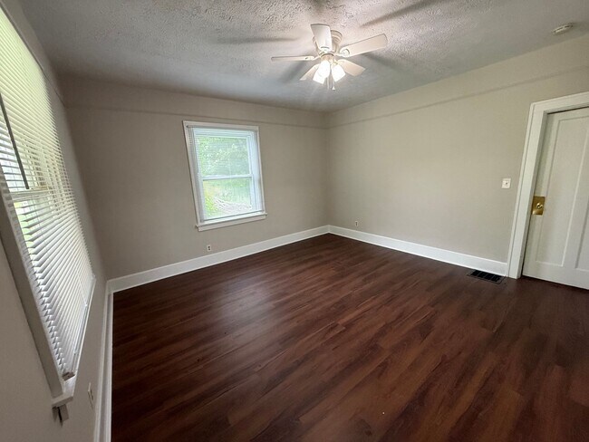 Building Photo - Beautifully Renovated 3 Bedroom/2 Bath - Half off First Month's Rent!