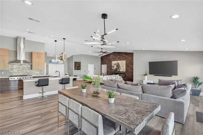 Building Photo - 363 E Robindale Rd