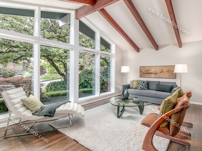 Building Photo - Spacious Mid-Century Modern Home in Counci...